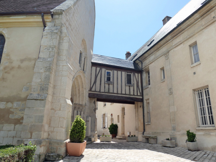 Passage près de l'église - Bazemont