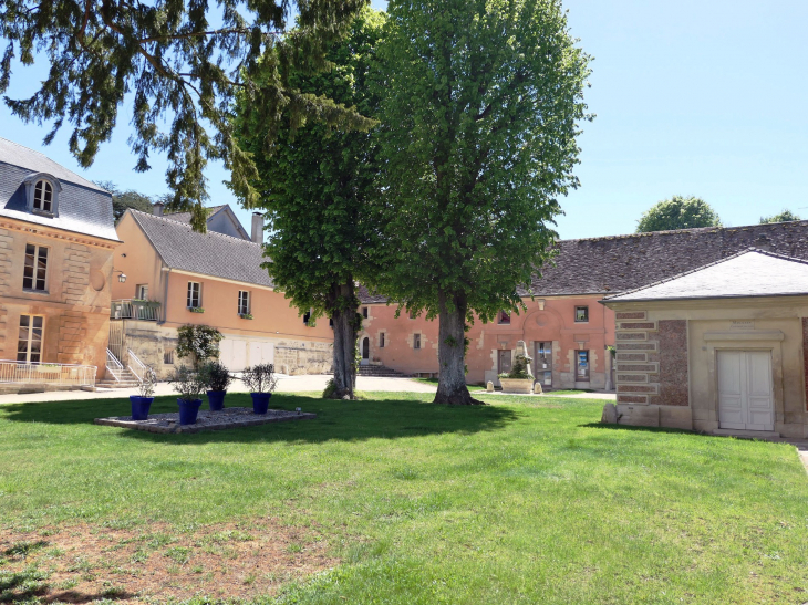 Le château : les bâtiments de la ferme - Bazemont