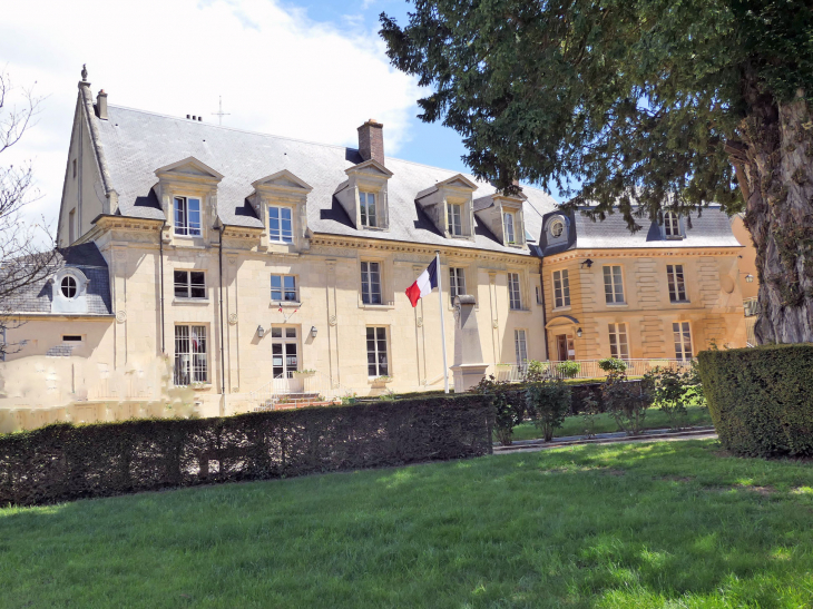 La mairie dans le château - Bazemont