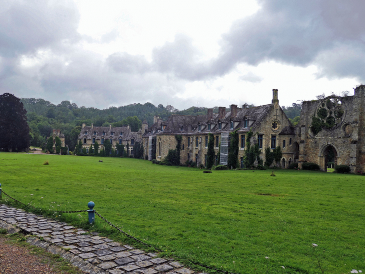 L'abbaye des Vaux de Cernay vue d'ensemble - Cernay-la-Ville