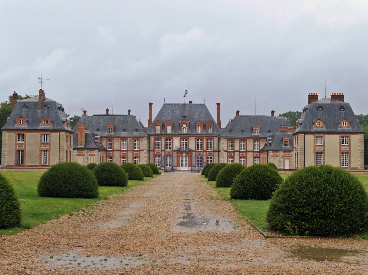 Le château de Breteuil sous la pluie - Choisel