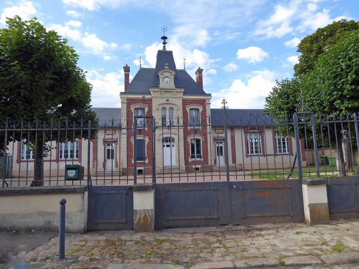 La mairie - Civry-la-Forêt