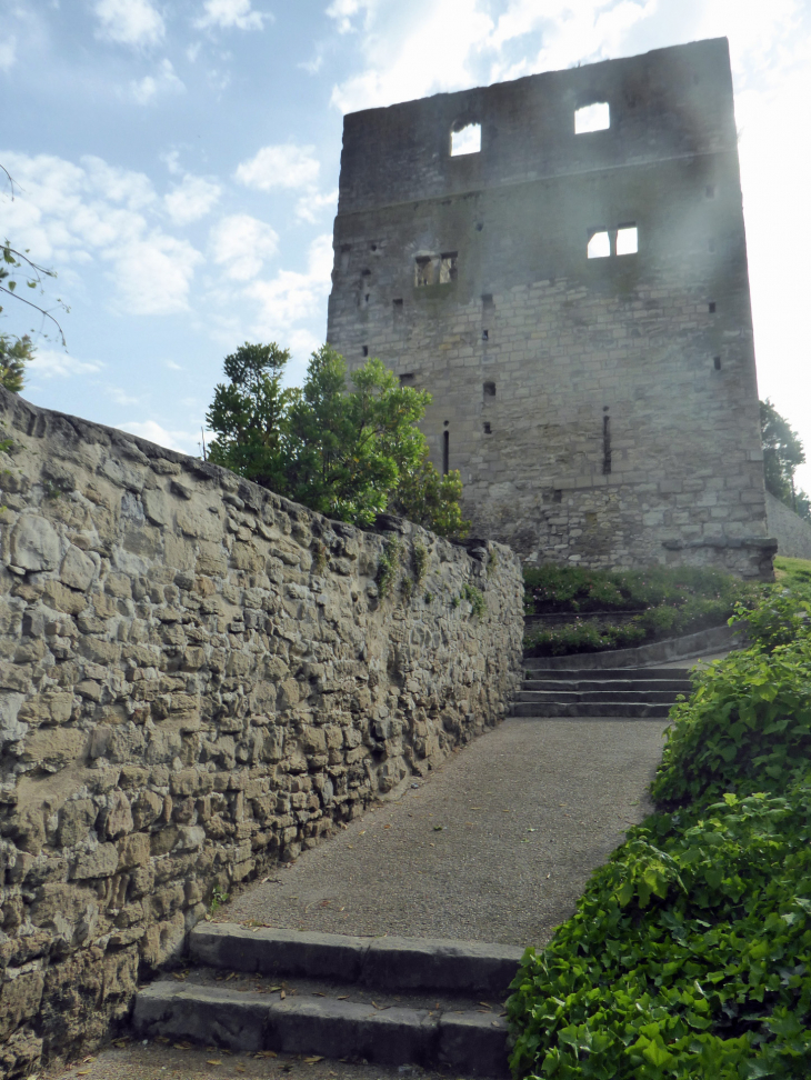 Photo à Conflans-Sainte-Honorine (78700) : La tour ...