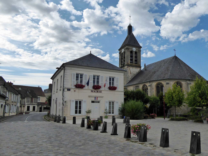 Le centre du village : mairie et église - Dammartin-en-Serve