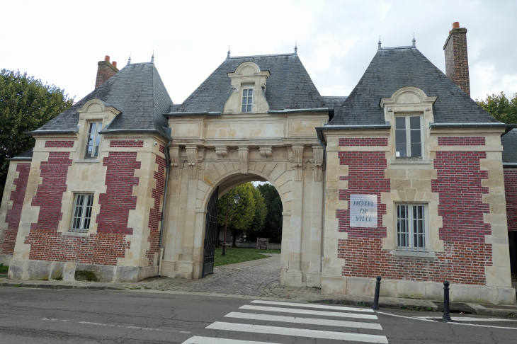 L'entrée du château hôtel de ville - Ecquevilly