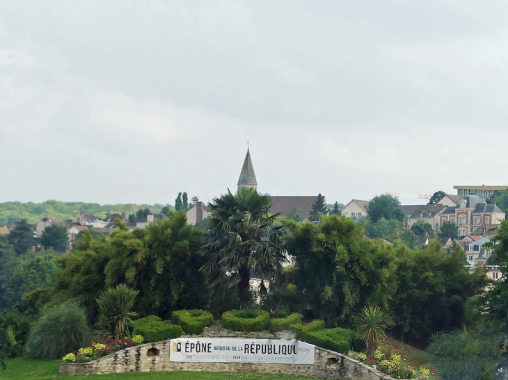 La commune se présente ; vue d'ensemble - Épône