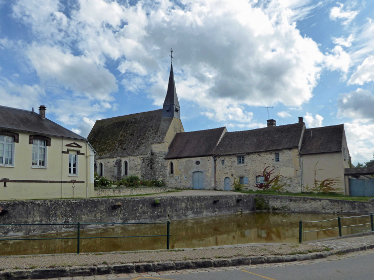 L'abreuvoir près de l'église - Gressey