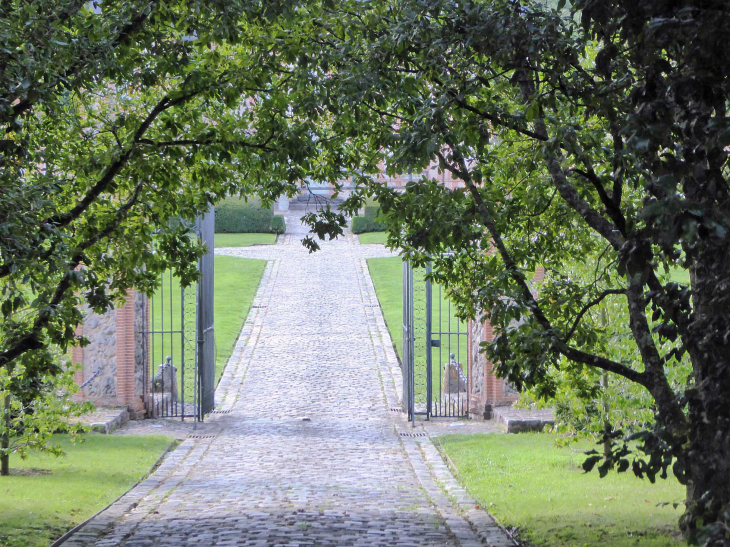 L'allée du château - Grosrouvre