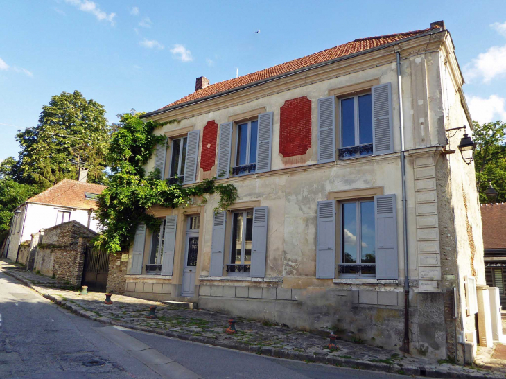 Maison dans la rue principale - Grosrouvre