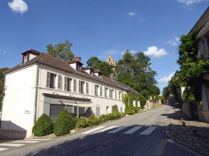 La rue principale vers l'église - Grosrouvre