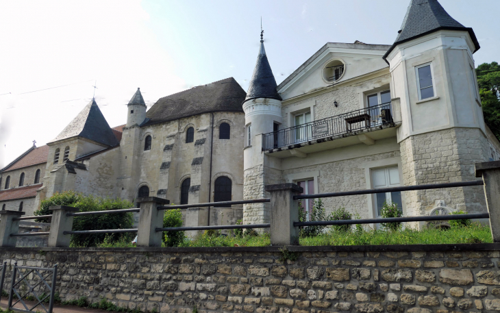 église et belle demeure dans la rue principale - Juziers