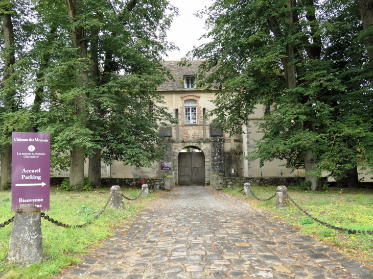 Entrée du château par la petite porte - Les Mesnuls