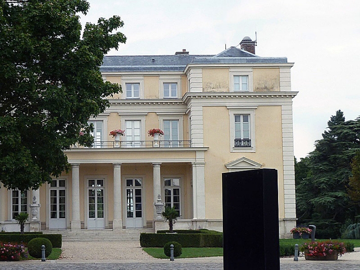 Le château de Voisins (propriété du groupe Paribas) - Louveciennes