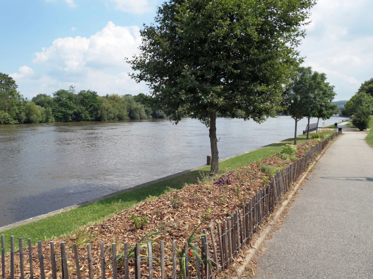 Le quai des Cordeliers : la Seine - Mantes-la-Jolie