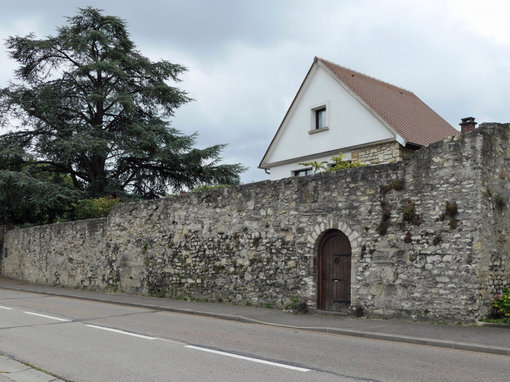 Le quai des Cordeliers : l'ancien rempart - Mantes-la-Jolie