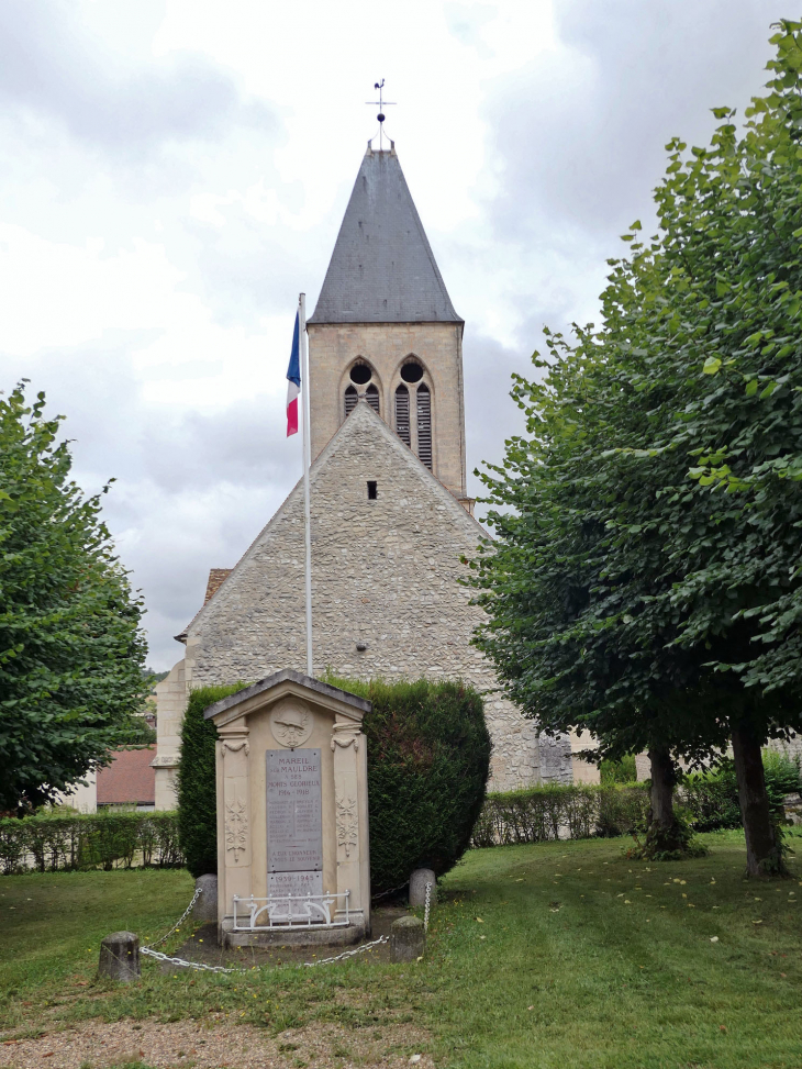 Le monument aux morts au chevet de l'église - Mareil-sur-Mauldre