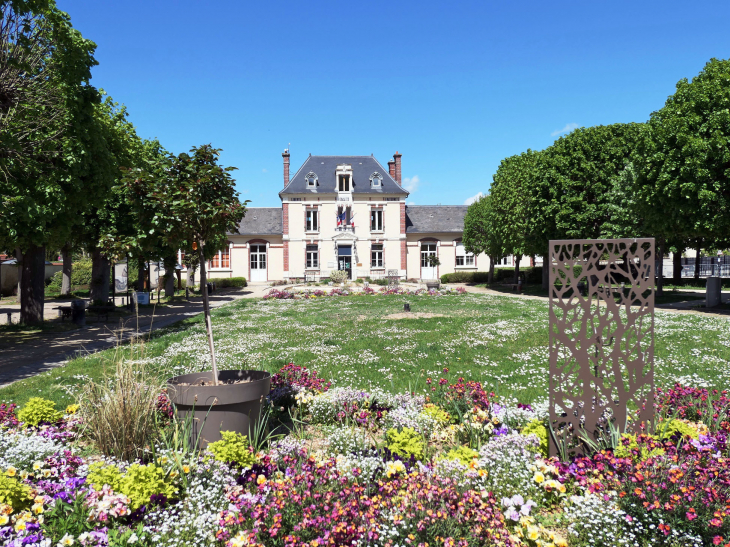 La place de la mairie - Mézières-sur-Seine