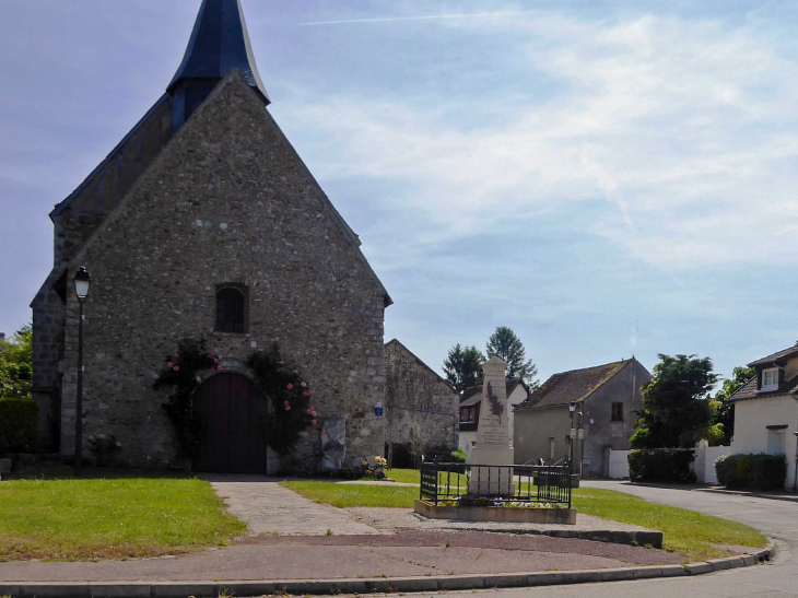 Le monument aux morts devant l'église - Mondreville