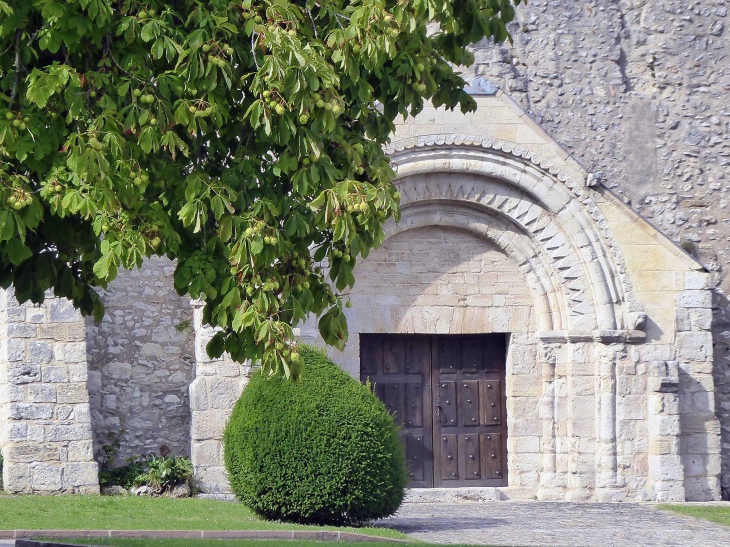 Le portail roman de l'église - Montchauvet