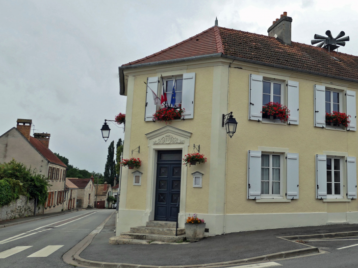 La mairie au coin de la rue - Neauphle-le-Vieux