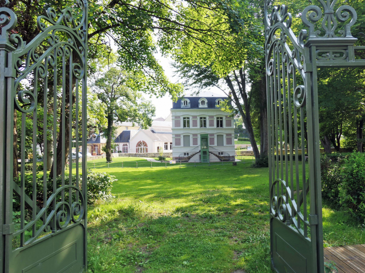 Le parc de la mairie - Oinville-sur-Montcient