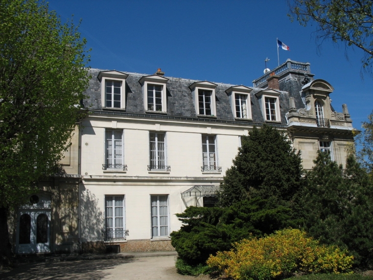 Plaisir, l'Hôtel-de-Ville côté parc