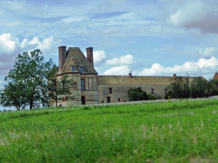 La Troche ferme fortifiée du 16ème siècle - Richebourg