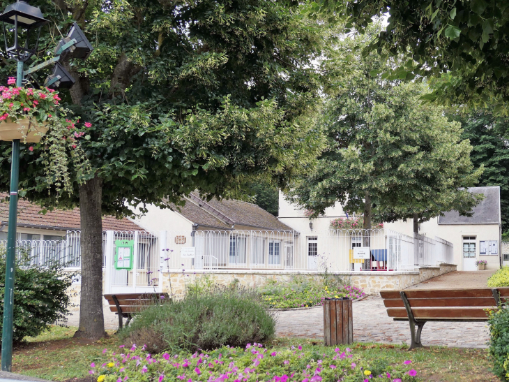 Devant l'école - Thiverval-Grignon