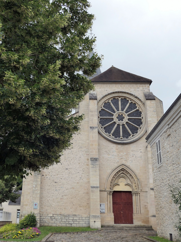 L'entrée de l'église - Thiverval-Grignon