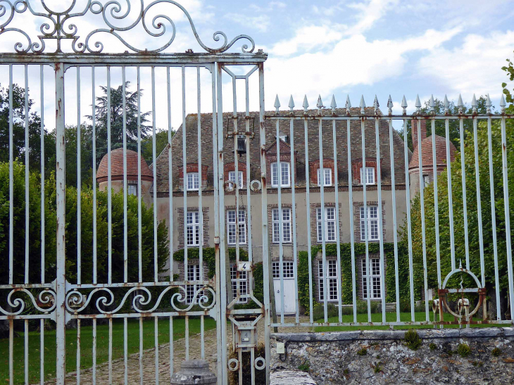 Le château derrière ses grilles - Tilly