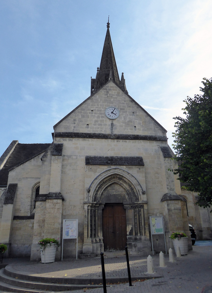 L'entrée de l'église - Vernouillet