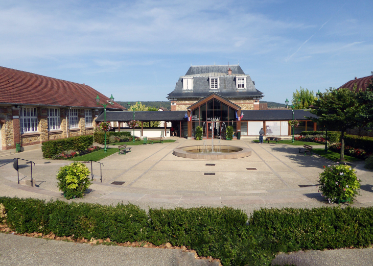 Place Conte derrière la mairie - Vernouillet