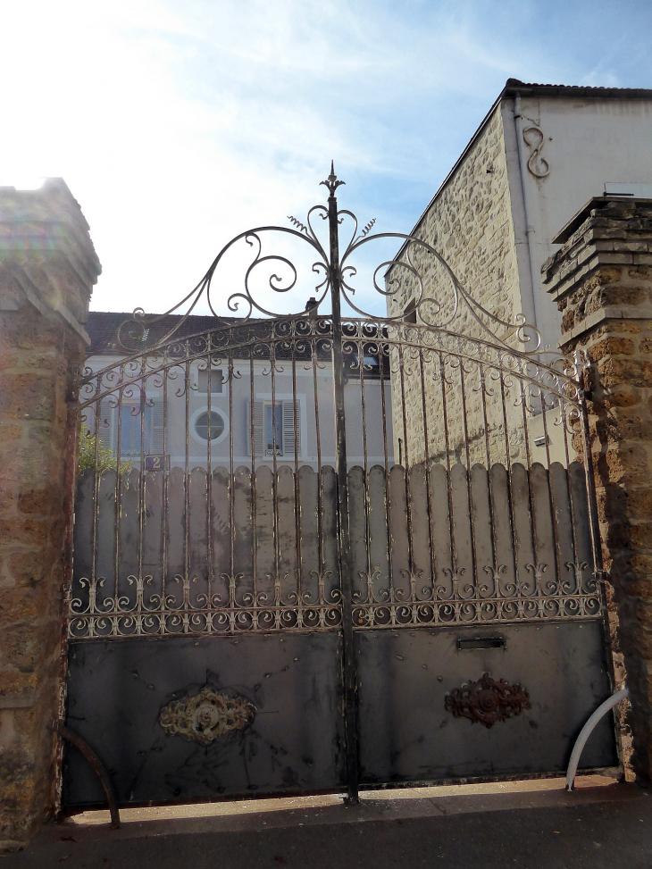 Rue du Clos Thonesse : portail ancien - Vernouillet