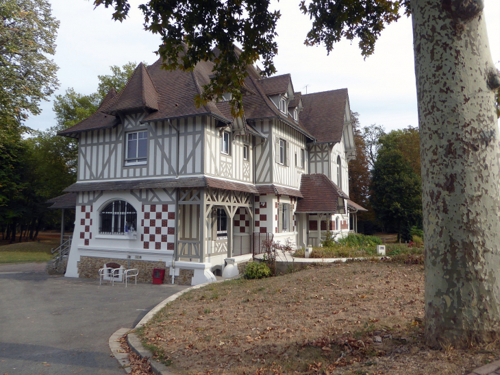 Photo Vernouillet  78540  maison des Buissons dans parc