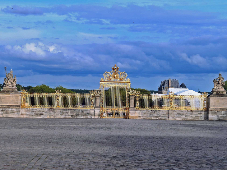 Château de Versailles : la grille royale vue de la cour d'honneur