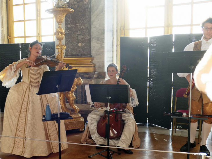 Château de Versailles : la galerie des glaces ^