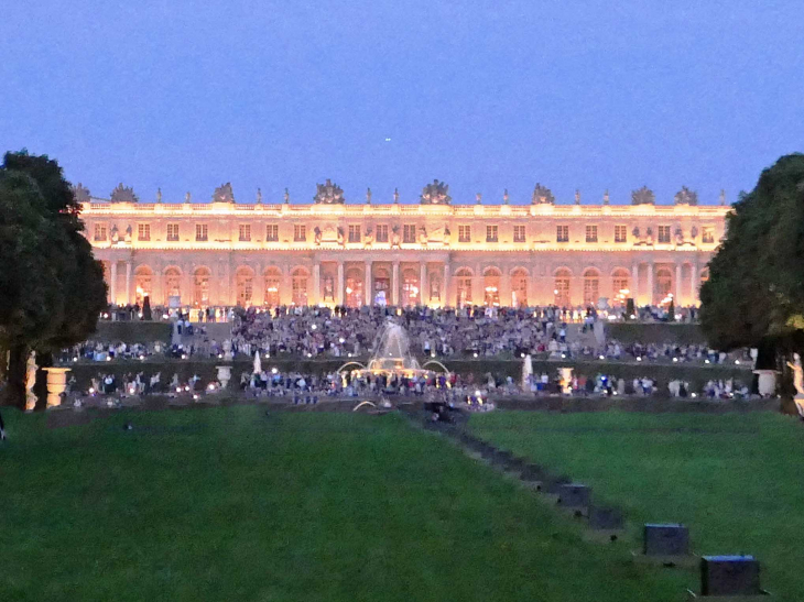 Château de Versailles: côté jardin : la façade à la tombée de la nuit