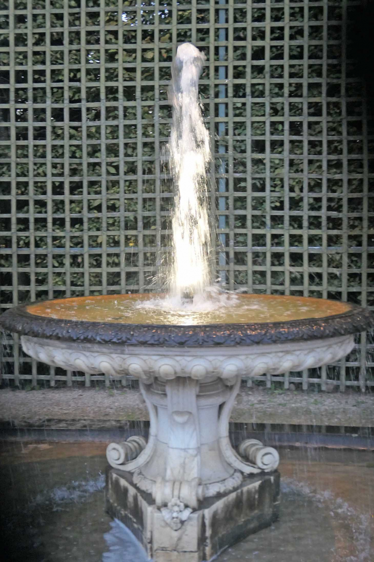 Jardins du château de Versailles : la fontaine du bosquet de la Colonnade