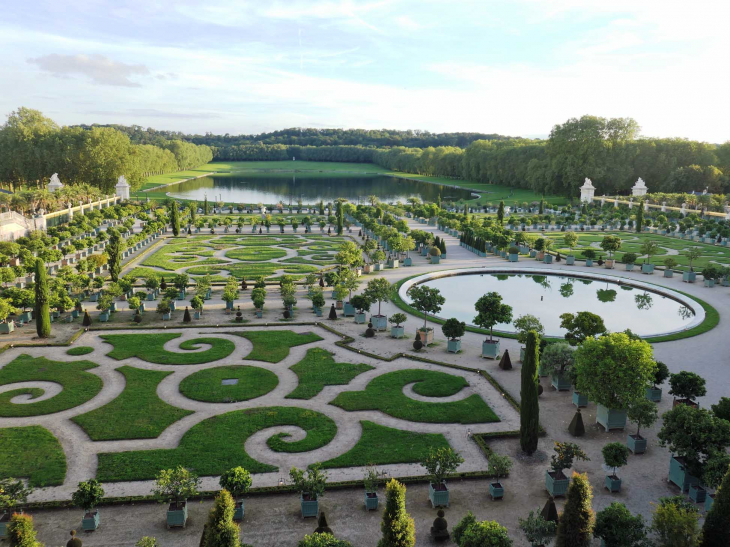 Jardins du château de Versailles : le parterre d(e l'Orangerie, pièce d'eau des Suisses