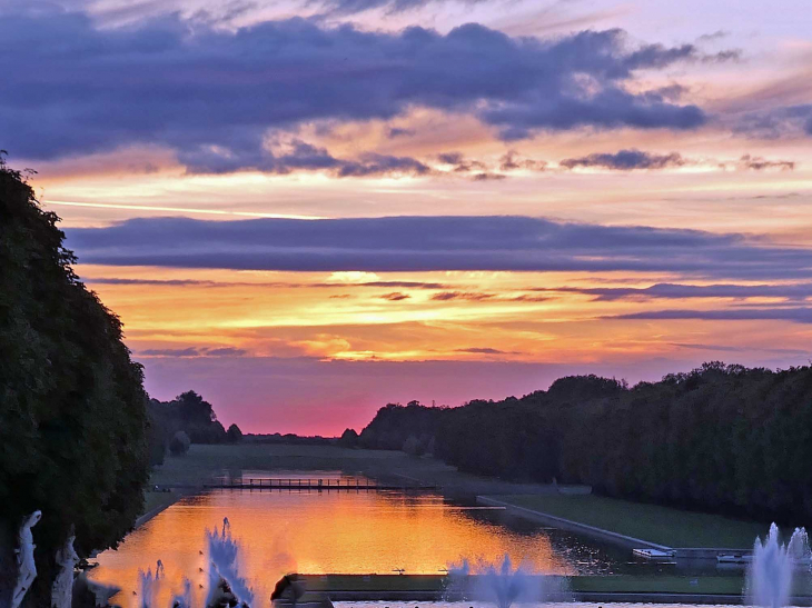 Jardins du château de Versailles : coucher de soleil sur le grand canal