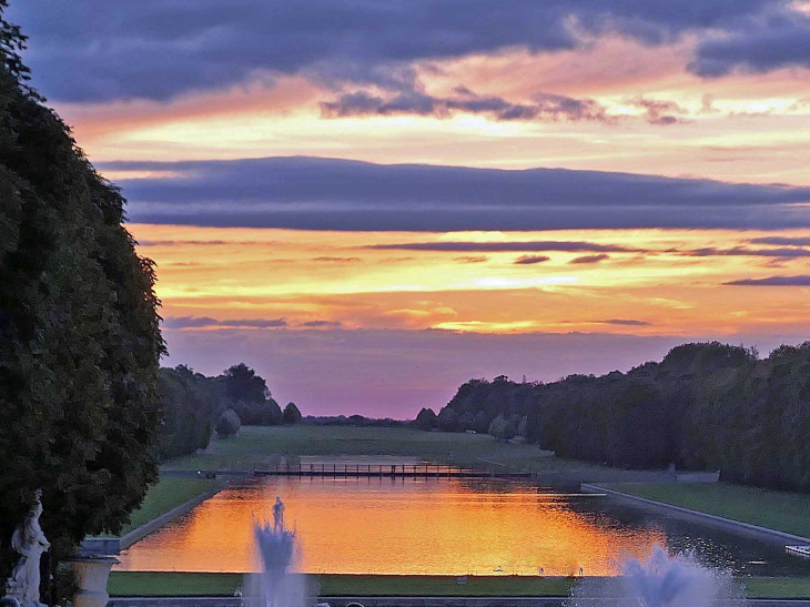 Jardins du château de Versailles : coucher de soleil sur le grand canal