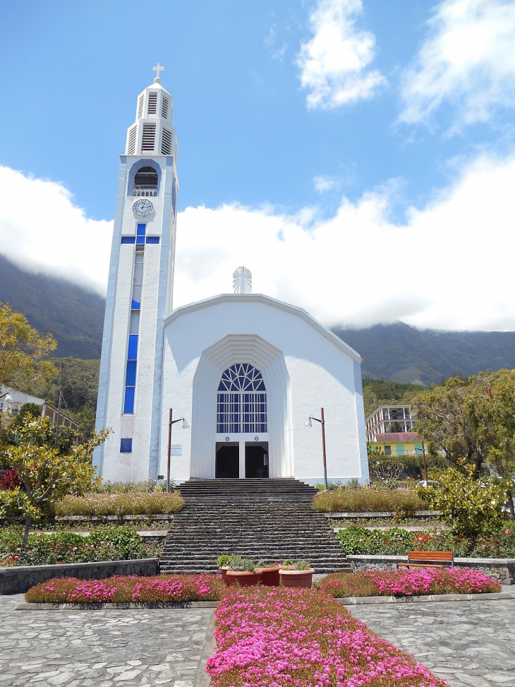 Devant l'église Notre Dame des Neiges - Cilaos