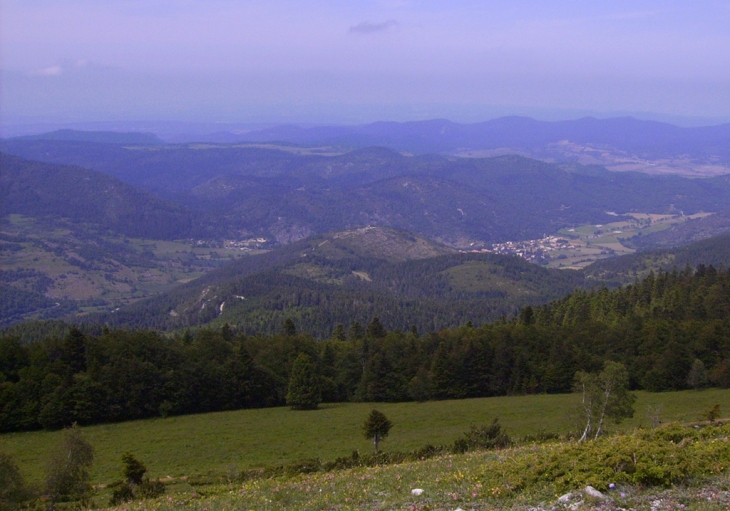 Vue plongeante à partir des hauteurs de Belcaire