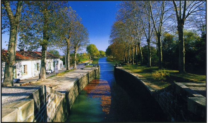 Une écluse sur le Canal du Midi (carte postale de 2000) - Castelnaudary