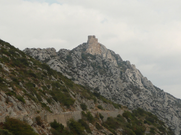 Quéribus  vu du  village - Cucugnan