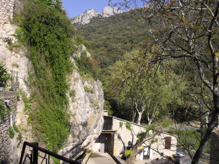 En venant du haut du village, le chemin vers la fontaine - Duilhac-sous-Peyrepertuse