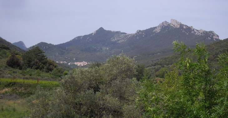 Duilhac vu entre Padern et Cucugnan - Duilhac-sous-Peyrepertuse