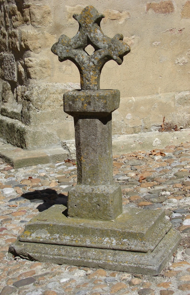 La Croix près de l'Eglise - Fanjeaux