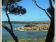 Le vieux village, dominé par légendaire Tour de Barberousse, s'avançant dans l'étang (carte postale de 1999)