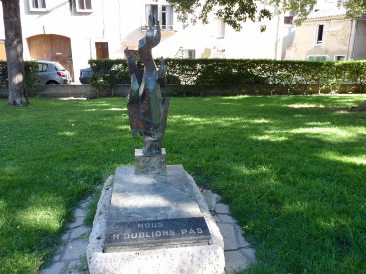 Sur la place du 8 mai 1945 - Lézignan-Corbières